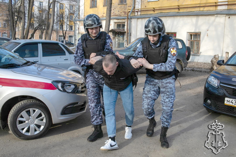 В КИРОВЕ РОСГВАРДЕЙЦЫ ЗАДЕРЖАЛИ МУЖЧИНУ, КОТОРЫЙ НАНЕС ПОБОИ БЫВШЕЙ ЖЕНЕ
