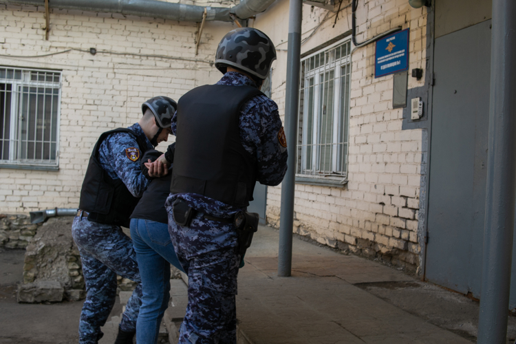 В КИРОВЕ ОБЛАСТИ РОСГВАРДЕЙЦЫ ЗАДЕРЖАЛИ ПОДОЗРЕВАЕМОГО В ГРАБЕЖЕ
