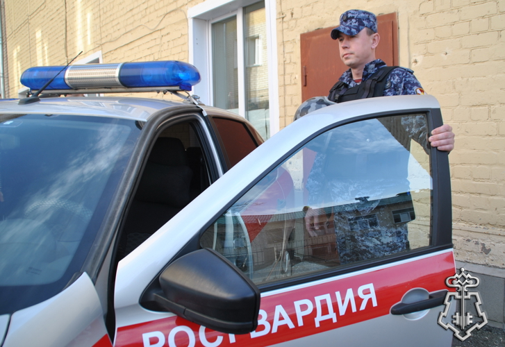 В КИРОВЕ РОСГВАРДЕЙЦЫ ЗАДЕРЖАЛИ ЛЮБИТЕЛЯ БЕСПЛАТНЫХ ДЕЛИКАТЕСОВ