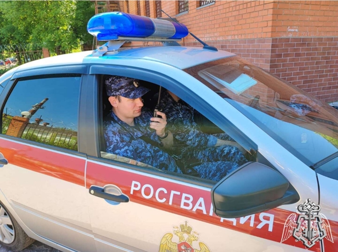 В КИРОВЕ РОСГВАРДЕЙЦЫ ЗАДЕРЖАЛИ ПОДОЗРЕВАЕМУЮ В ПРИОБРЕТЕНИИ НАРКОТИКОВ