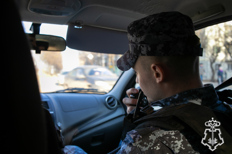 В КИРОВЕ РОСГВАРДЕЙЦЫ ЗАДЕРЖАЛИ ПОДОЗРЕВАЕМУЮ В ПРИОБРЕТЕНИИ НАРКОТИКОВ