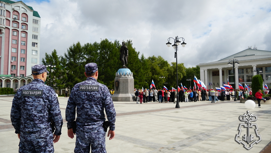 В КИРОВЕ СОТРУДНИКИ РОСГВАРДИИ ПРИСОЕДИНИЛИСЬ К ПРАЗДНОВАНИЮ ДНЯ ГОСУДАРСТВЕННОГО ФЛАГА РФ