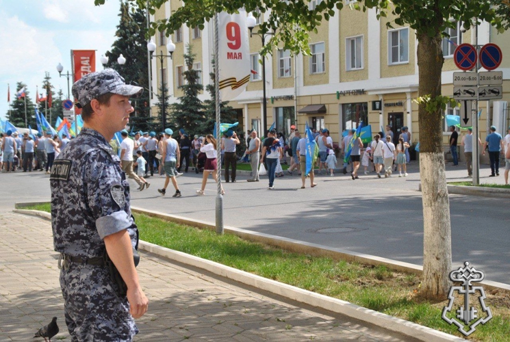 В КИРОВЕ РОСГВАРДЕЙЦЫ ОБЕСПЕЧИЛИ ОБЩЕСТВЕННЫЙ ПОРЯДОК В ДЕНЬ ВДВ