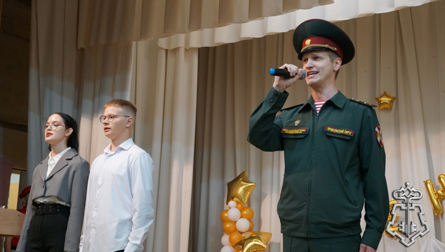 В КИРОВЕ РОСГВАРДЕЙЦЫ ПОЗДРАВИЛИ ПОДШЕФНЫХ УЧЕНИКОВ С ДНЕМ ЗНАНИЙ