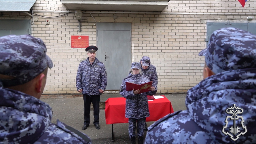 В ОТДЕЛЕ ВНЕВЕДОМСТВЕННОЙ ОХРАНЫ ПО ГОРОДУ КИРОВУ СОСТОЯЛАСЬ ЦЕРЕМОНИЯ ПРИНЯТИЯ ПРИСЯГИ МОЛОДЫМИ СОТРУДНИКАМИ РОСГВАРДИИ
