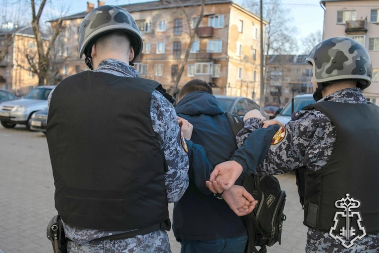 В КИРОВЕ РОСГВАРДЕЙЦЫ ЗАДЕРЖАЛИ ПОДОЗРЕВАЕМЫХ В ХУЛИГАНСТВЕ