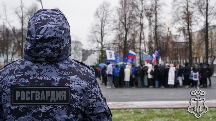 СОТРУДНИКИ РОСГВАРДИИ ОБЕСПЕЧИЛИ БЕЗОПАСНОСТЬ УЧАСТНИКОВ ФЛЕШМОБА В ДЕНЬ НАРОДНОГО ЕДИНСТВА В КИРОВЕ
