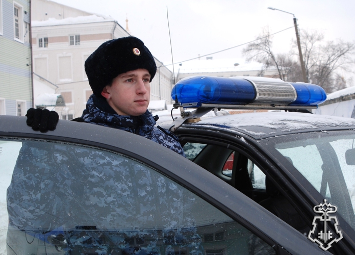 В Кирове росгвардейцы задержали подозреваемых в краже горячительного