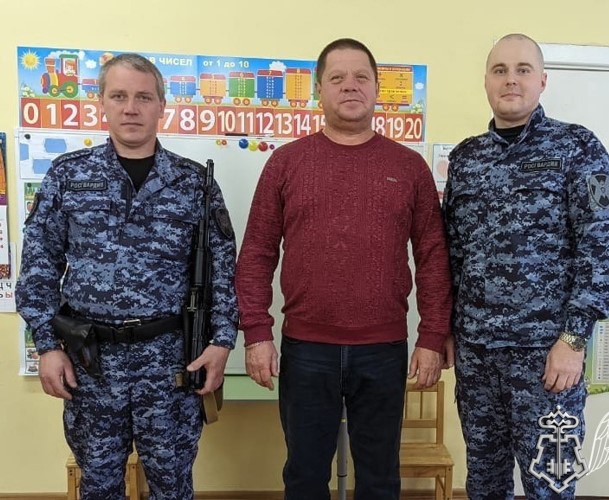 В Кирове сотрудники Росгвардии в преддверии юбилея ведомства рассказали детям о своей службе