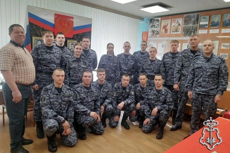 В преддверии юбилея ведомства 24 молодых росгвардейца приняли Присягу