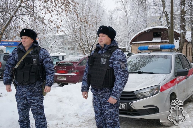 В Кирове росгвардейцы задержали подозреваемого в грабеже
