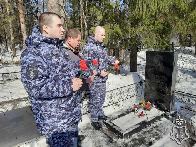 В Кирове росгвардейцы почтили память младшего сержанта милиции Дмитрия Козулева, погибшего при исполнении