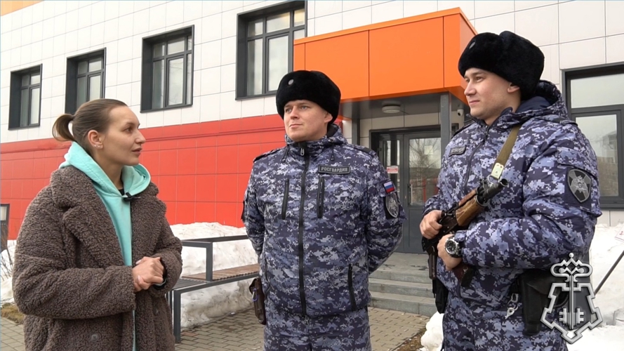В Кирове росгвардейцы помогли потерявшемуся ребенку вернуться к маме