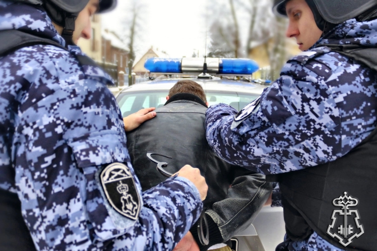 В Кирове росгвардейцы задержали подозреваемого в грабеже