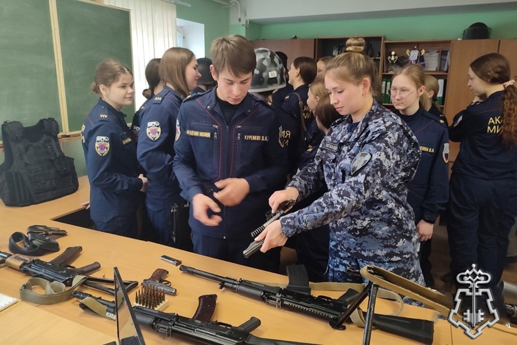 Кировские росгвардейцы пригласили на службу будущих юристов
