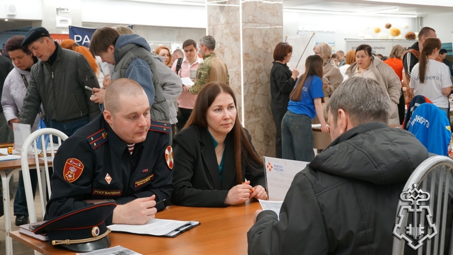 Кировские росгвардейцы приняли участие во Всероссийской ярмарке трудоустройства (видео)
