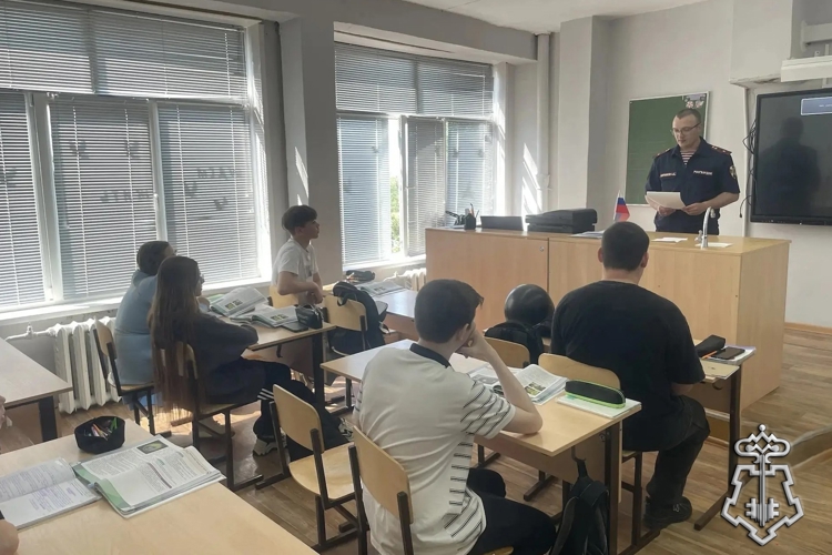 В Слободском офицер Росгвардии провел урок мужества, посвященный 10-летию ведомства