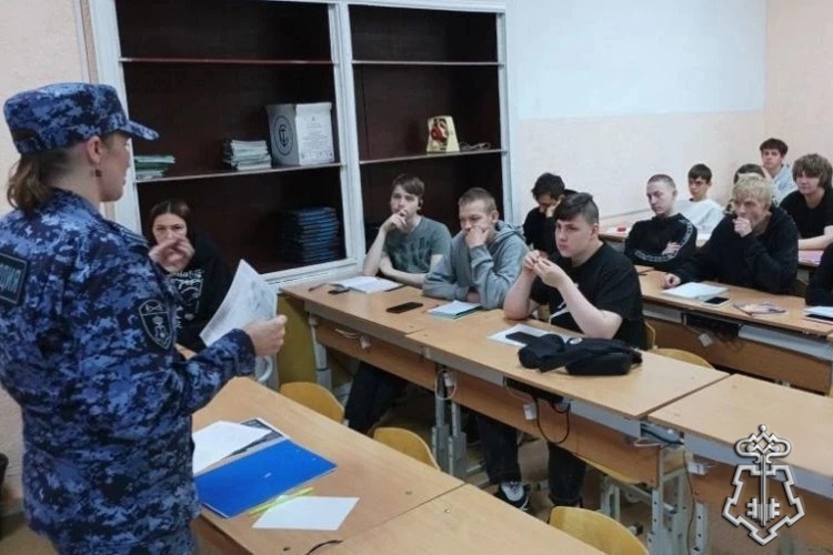 В городе Омутнинске сотрудник вневедомственной охраны провела профориентационные встречи со старшеклассниками