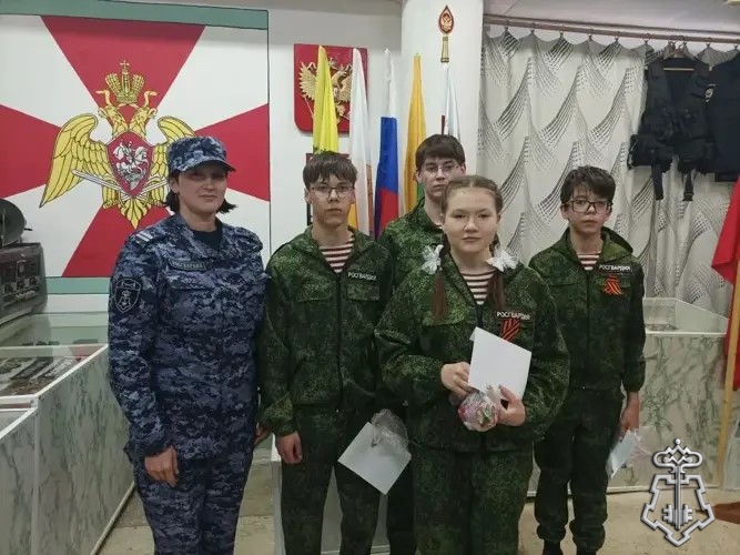 Сотрудник вневедомственной охраны встретилась с воспитанниками военно-спортивного патриотического клуба «Росгвардия»
