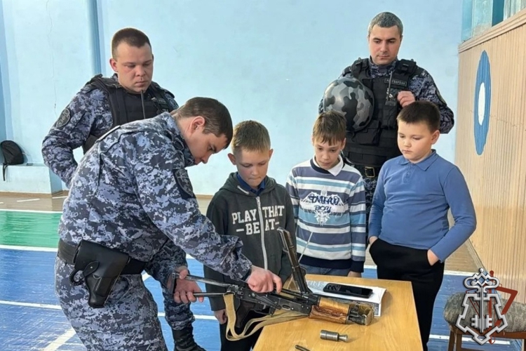 Росгвардейцы рассказали юрьянским школьникам о службе во вневедомственной охране и условиях поступления в ведомственные вузы