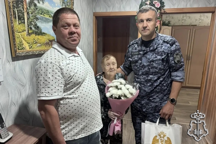 Росгвардейцы поздравили с 95-летием вдову погибшего при исполнении коллеги