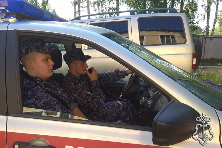 В Кирове росгвардейцы помогли потерявшемуся ребенку